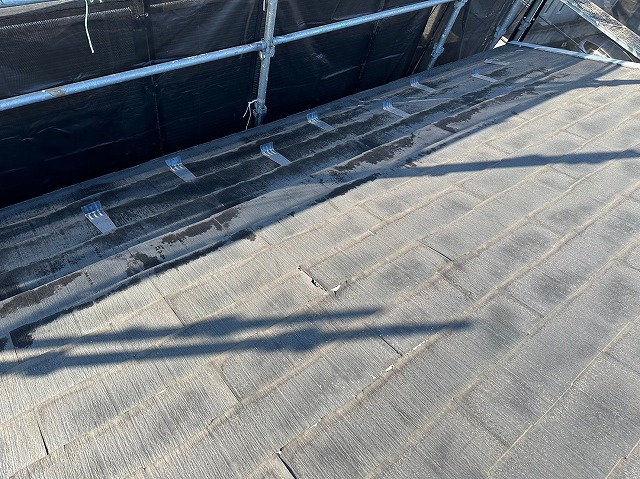 スレート屋根から横暖ルーフを使った屋根カバー工事を行いました！川口市屋根カバー工事　横暖ルーフαｓ　ニチハ　センタールーフ　スレートボロボロ　ガルバリウム鋼板　